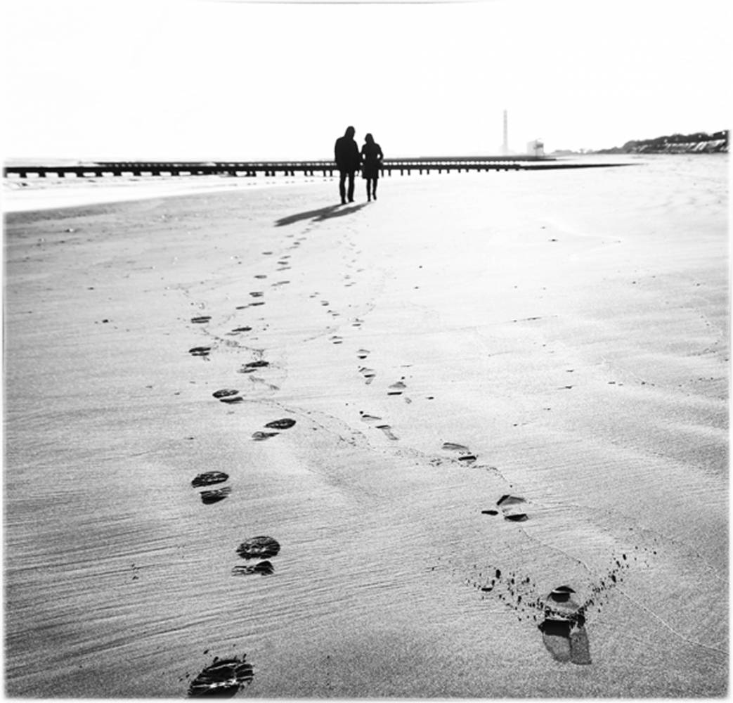 Glossy/gm01 100×100  walking on the beach